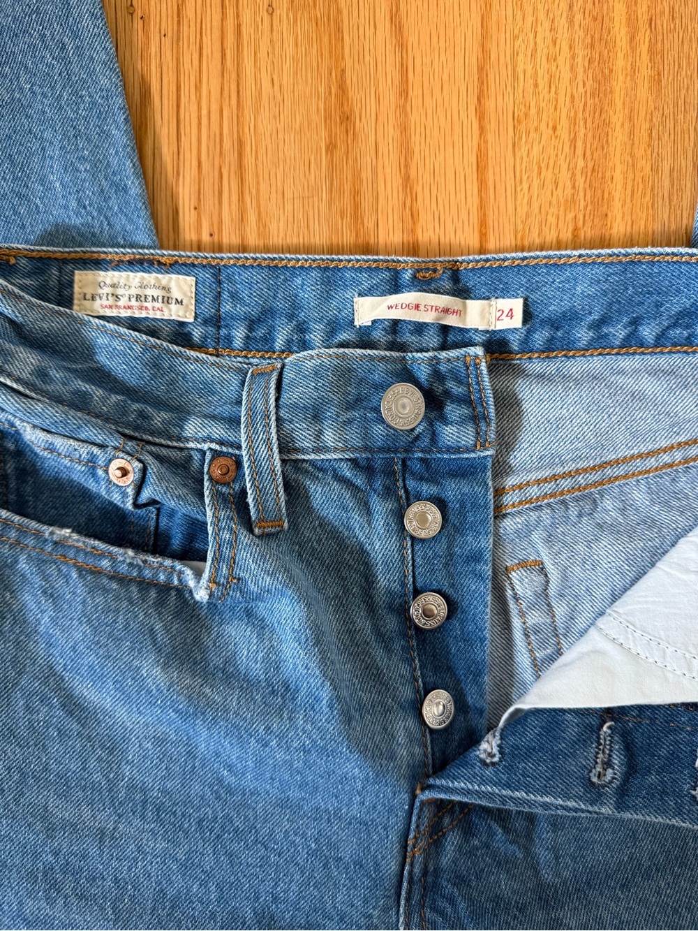 Levi’s Wedgie Straight Jeans - Picture 4 of 6